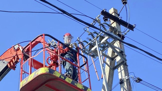 Сотрудник компании Россети Московский регион за работой