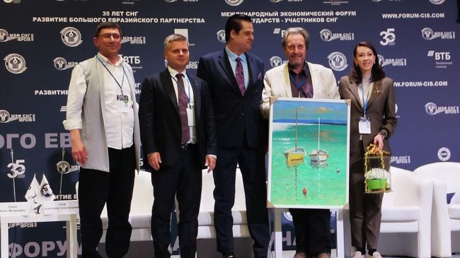 Отцу Илона Маска Эрролу в Москве подарили картину и пасхальный кулич