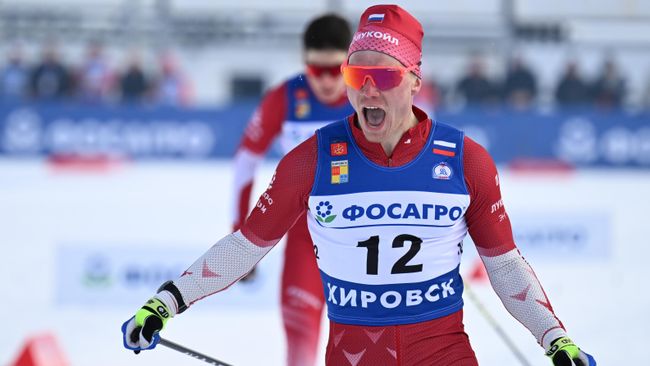 Сергей Забалуев после финиша в финале спринта свободным стилем среди мужчин на кубке России по лыжным гонкам в Кировске