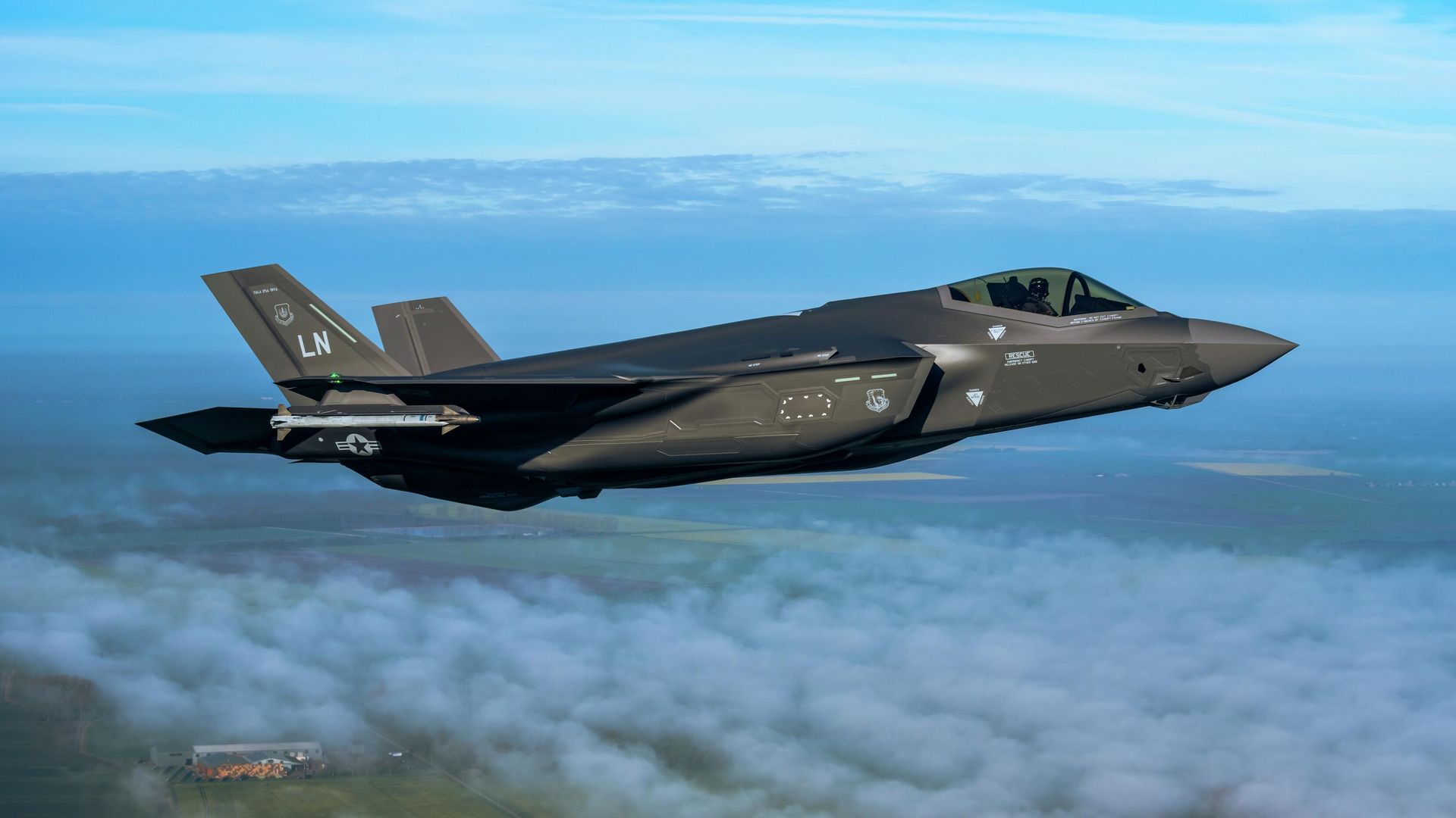 Американский истребитель-бомбардировщик F-35A Американский истребитель-бомбардировщик F-35A - РИА Новости, 1920, 04.04.2026