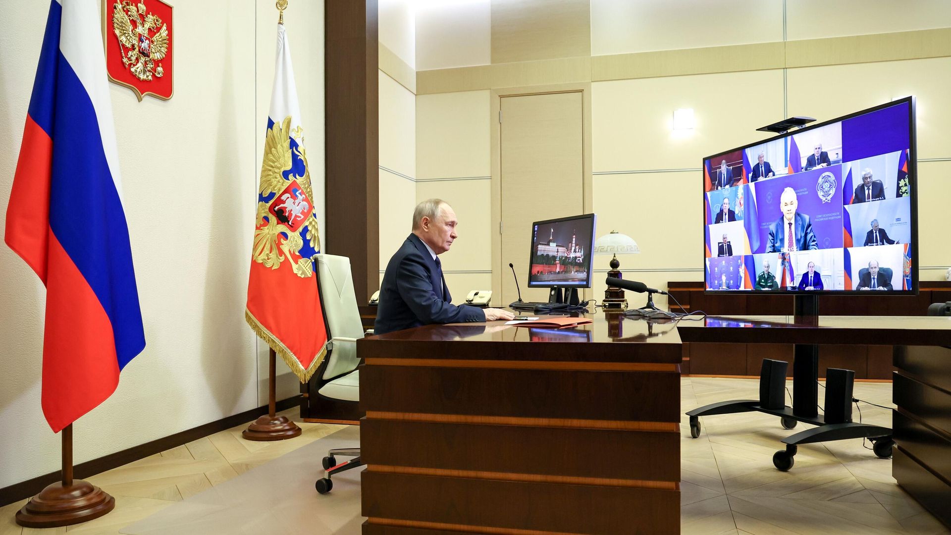 Президент России Владимир Путин в режиме видеоконференции проводит оперативное совещание с постоянными членами Совета безопасности РФ. 3 апреля 2026 Президент России Владимир Путин в режиме видеоконференции проводит оперативное совещание с постоянными членами Совета безопасности РФ. 3 апреля 2026 - РИА Новости, 1920, 03.04.2026