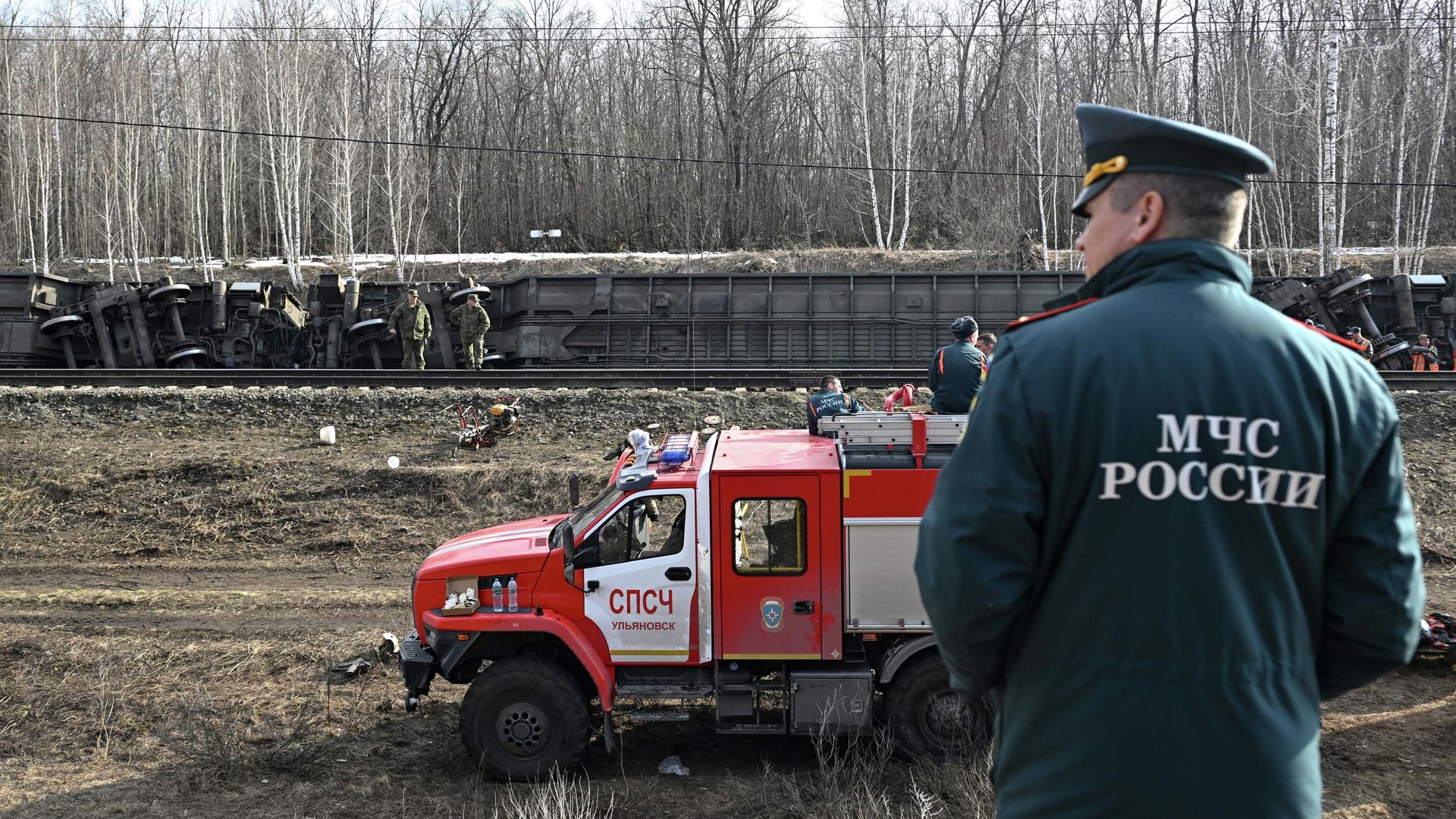 На месте схода вагонов поезда в Ульяновской области. 3 апреля 2026 На месте схода вагонов поезда в Ульяновской области. 3 апреля 2026 - РИА Новости, 1920, 03.04.2026