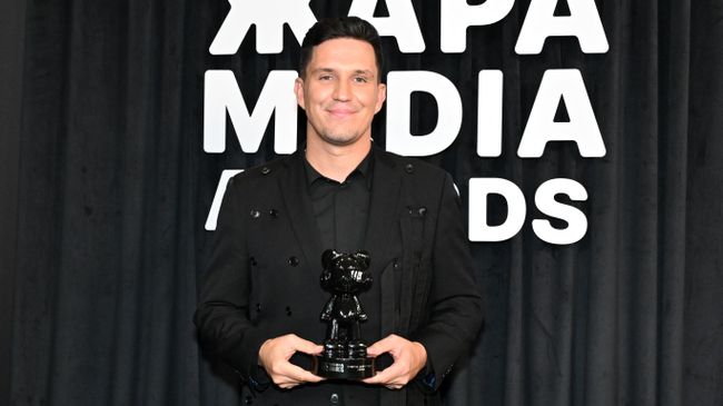 YouTube-блогер Дима Масленников во время фотосессии на музыкальной премии Жара Media Awards 2025 в концертном зале Live Арена в Московской области
