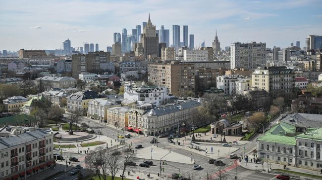 Вид на пересечение Пречистенки и Гоголевского бульвара в Москве