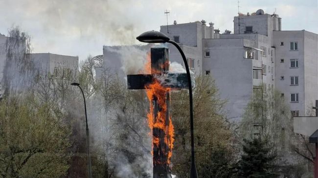 Деревянный крест, у которого в 1997 году служил мессу Папа римский Иоанн Павел II сгорел в Варшаве Деревянный крест, у которого в 1997 году служил мессу Папа римский Иоанн Павел II сгорел в Варшаве