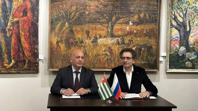 Министр культуры Абхазии Даур Кове и секретарь СТД РФ Евгений Князев во время подписания Соглашения о развитии культурного сотрудничества