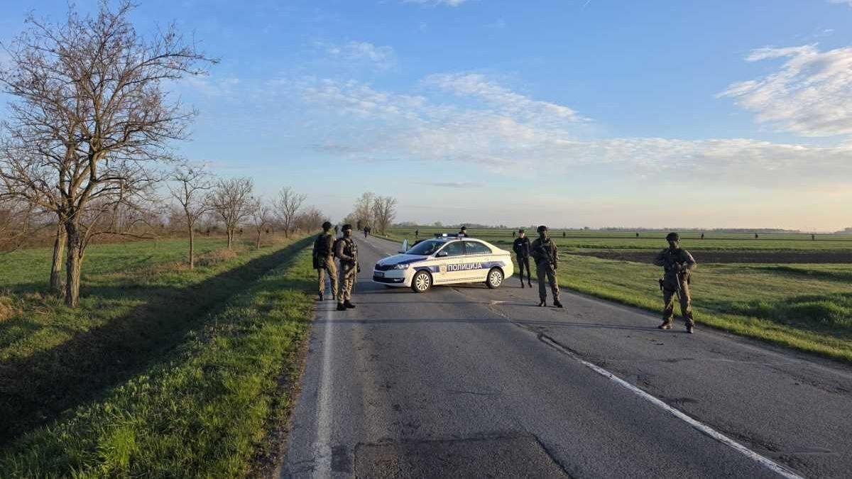 Сотрудники правоохранительных органов Сербии недалеко от трубопровода, где нашли бомбу Сотрудники правоохранительных органов Сербии недалеко от трубопровода, где нашли бомбу - РИА Новости, 1920, 05.04.2026