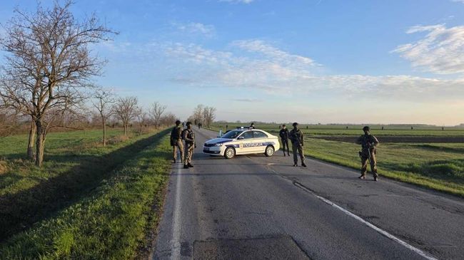 Сотрудники правоохранительных органов Сербии недалеко от трубопровода, где нашли бомбу