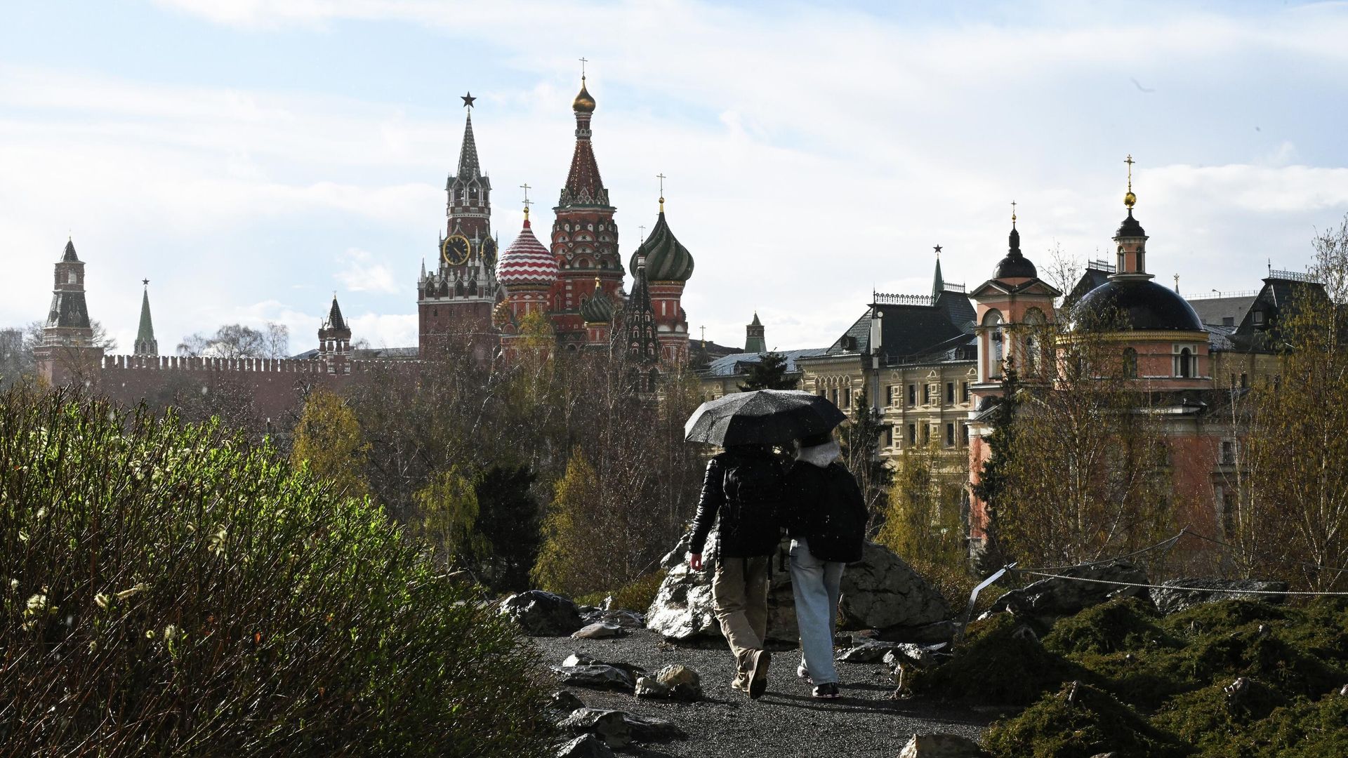 Горожане в парке Зарядье в Москве Горожане в парке Зарядье в Москве - РИА Новости, 1920, 02.05.2026
