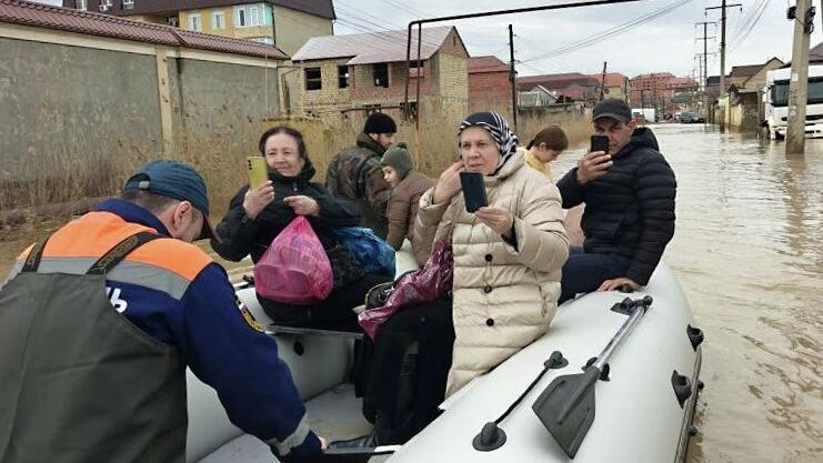 Спасатели эвакуируют людей из жилых домов в подтопленных районах Дагестана Спасатели эвакуируют людей из жилых домов в подтопленных районах Дагестана - РИА Новости, 1920, 05.04.2026