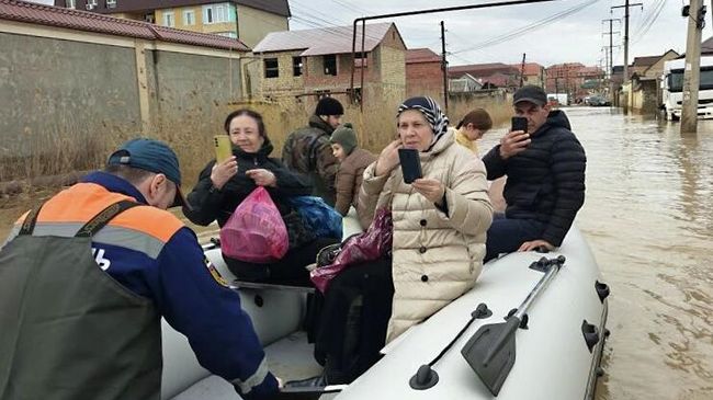 Спасатели эвакуируют людей из жилых домов в подтопленных районах Дагестана