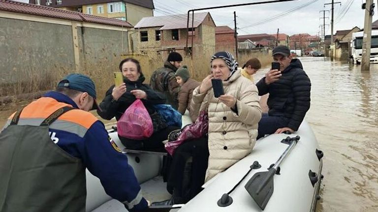 Спасатели эвакуируют людей из жилых домов в подтопленных районах Махачкалы