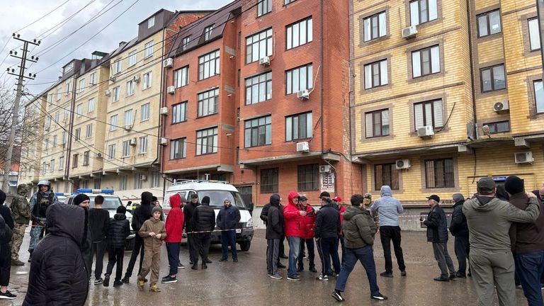 Жители, эвакуированные из жилых домов после деформации и частичного обрушения одного из домов на улице Айвазовского в городе Махачкала