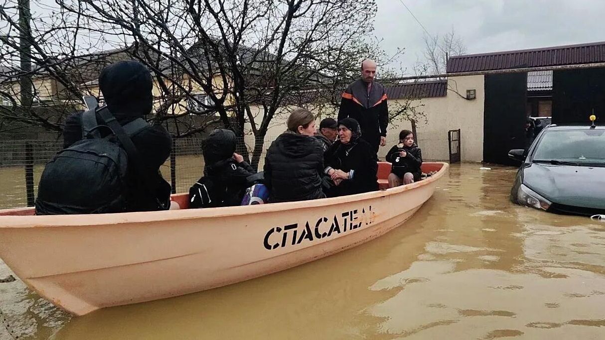 Спасатели эвакуируют людей из подтопленных жилых домов на улице Махачкалинская в Дербенте Спасатели эвакуируют людей из подтопленных жилых домов на улице Махачкалинская в Дербенте - РИА Новости, 1920, 06.04.2026