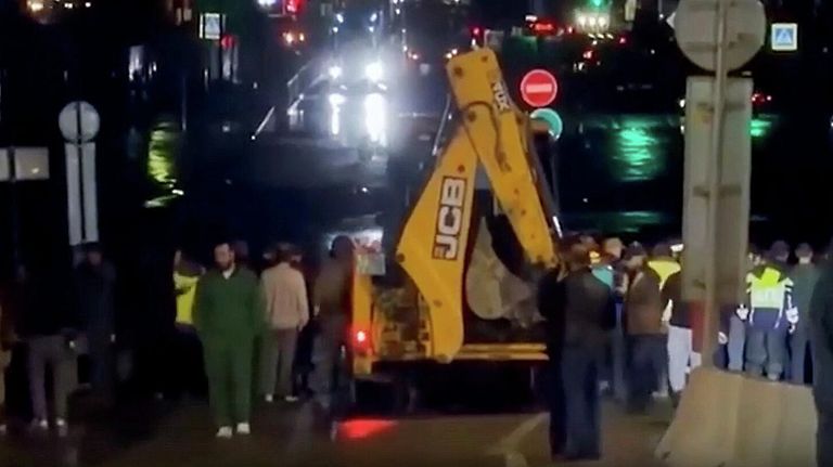 Обстановка на месте обрушения моста на 917-м километре федеральной трассы Кавказ после подъема уровня реки у населенного пункта Мамедкала в Дербентском районе