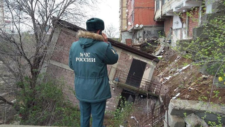 Сотрудник МЧС работает на месте обрушения жилого дома на улице Айвазовского в Махачкале