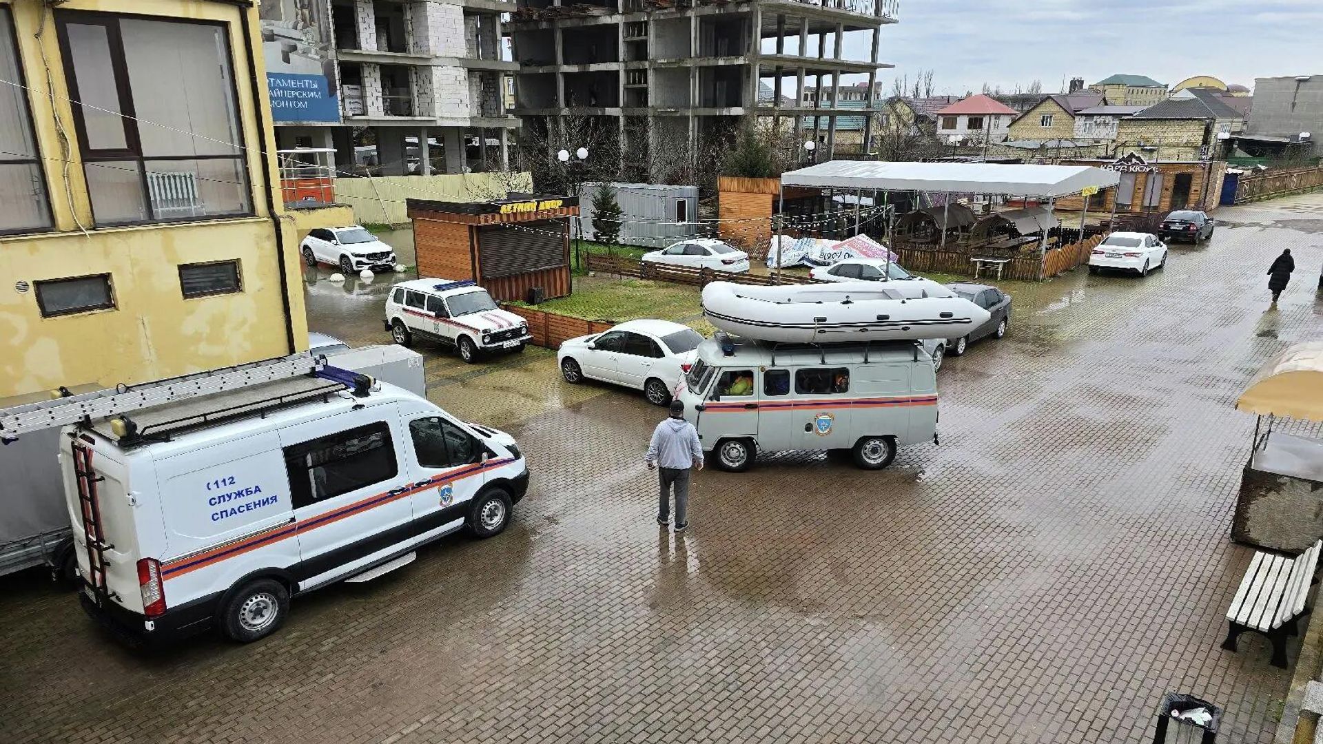 Спасатели прибыли в район цитадель Нарын-Кала города Дербент для эвакуации населения Спасатели прибыли в район цитадель Нарын-Кала города Дербент для эвакуации населения - РИА Новости, 1920, 07.04.2026