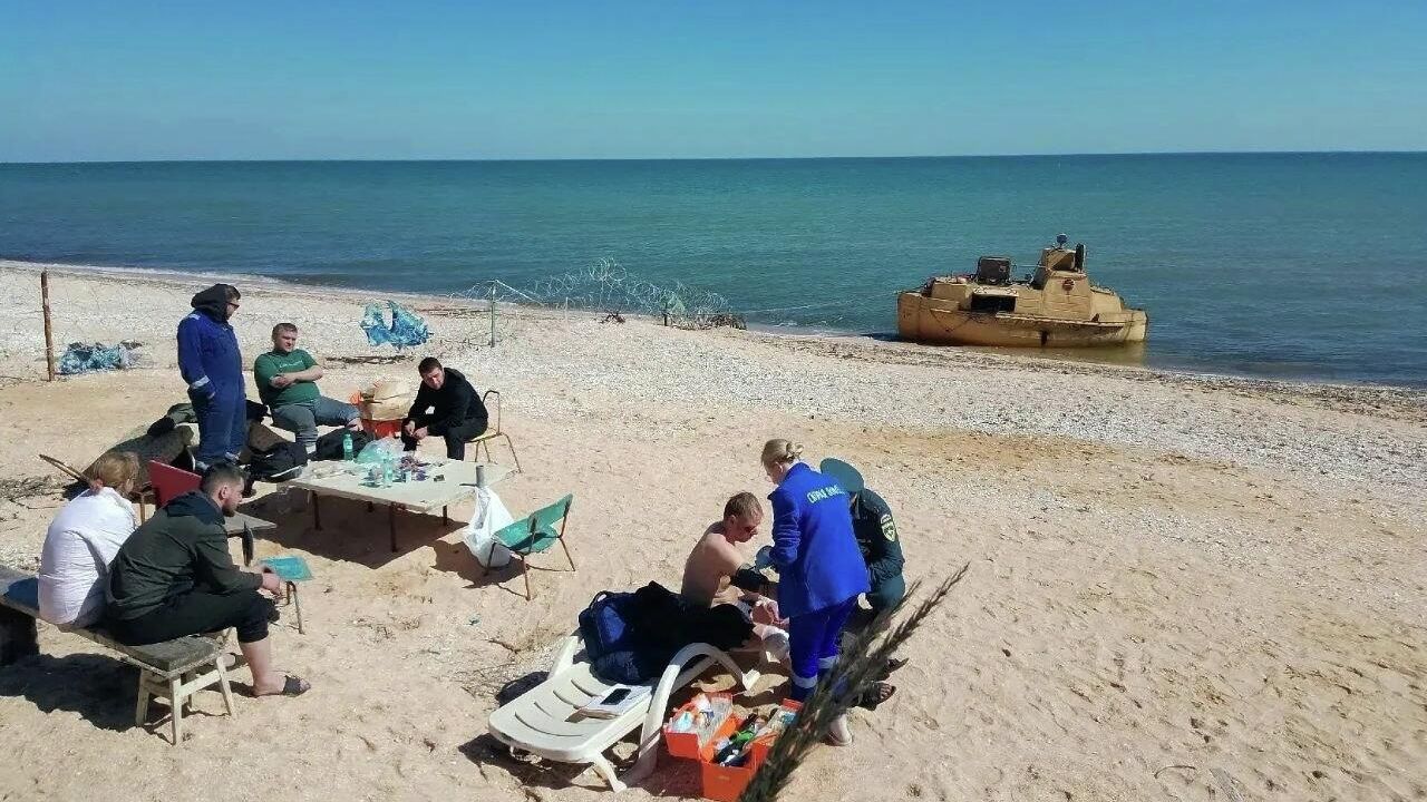 Спасшиеся с затонувшего в Азовском море сухогруза Волго-Балт моряки Спасшиеся с затонувшего в Азовском море сухогруза Волго-Балт моряки - РИА Новости, 1920, 09.04.2026