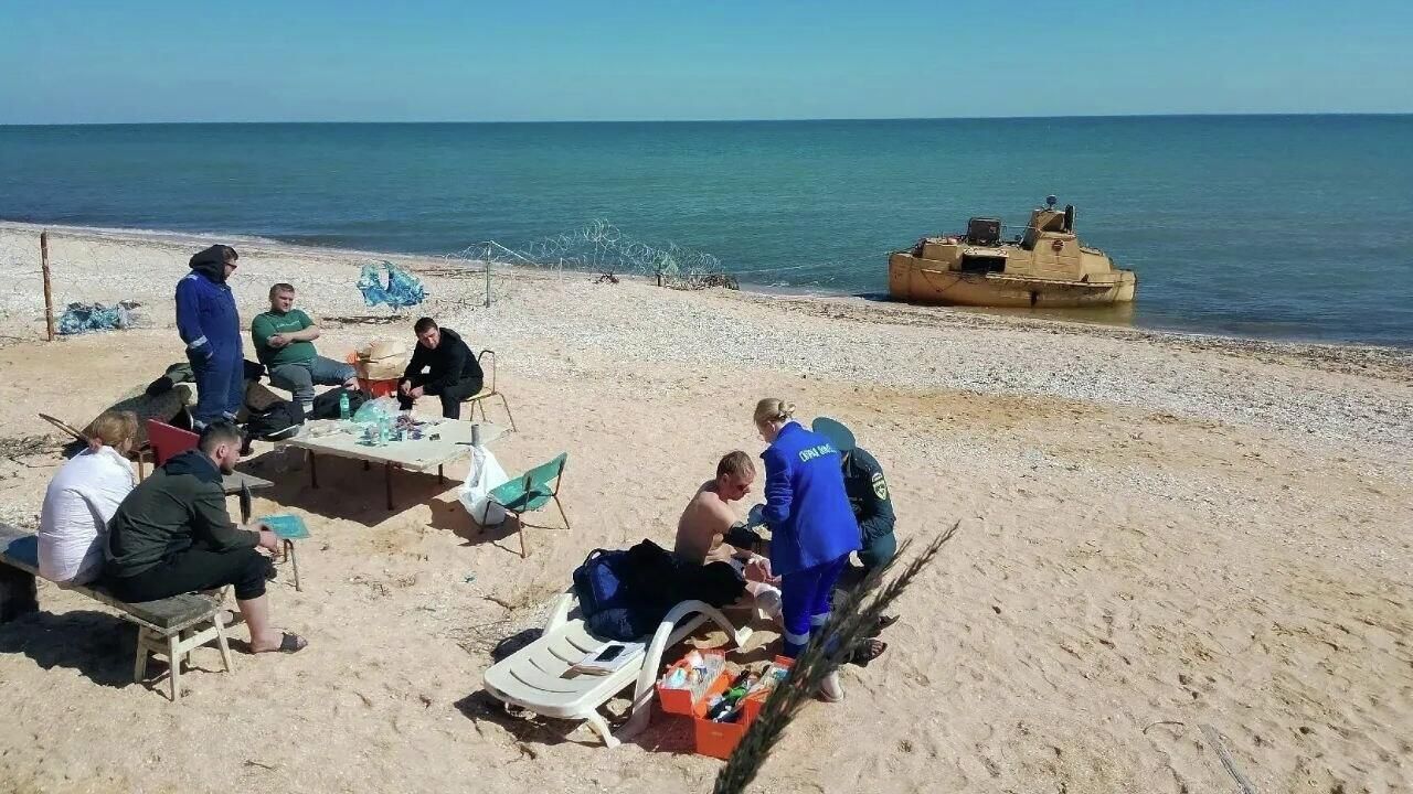 Спасшиеся с затонувшего в Азовском море сухогруза Волго-Балт моряки - РИА Новости, 1920, 05.04.2026
