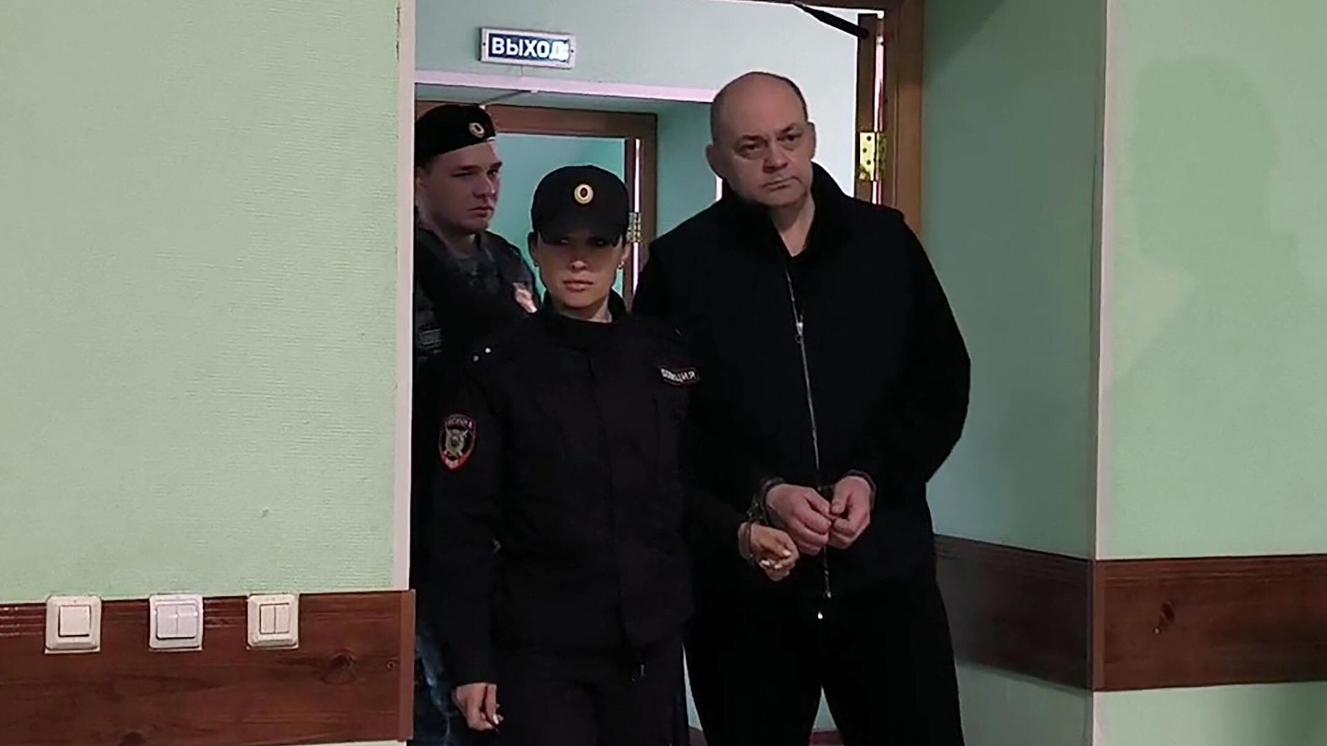 Экс-губернатор Курской области Алексей Смирнов перед заседанием в Ленинском районном суде Курска Экс-губернатор Курской области Алексей Смирнов перед заседанием в Ленинском районном суде Курска - РИА Новости, 1920, 06.04.2026