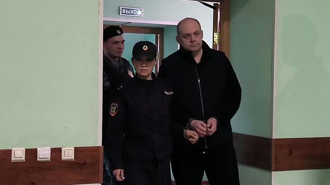 Экс-губернатор Курской области Алексей Смирнов перед заседанием в Ленинском районном суде Курска
