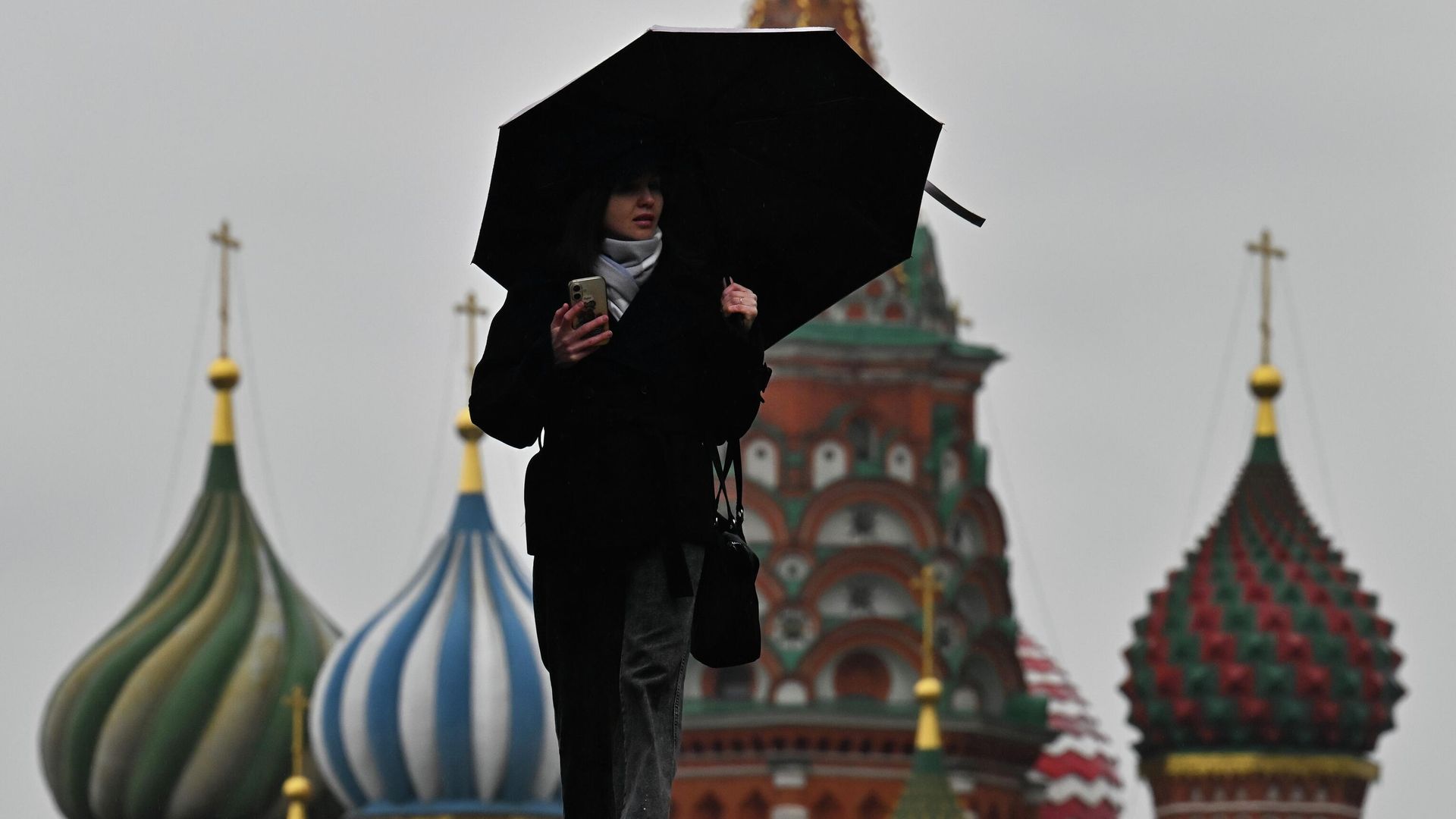 Девушка на Красной площади во время дождя в Москве Девушка на Красной площади во время дождя в Москве - РИА Новости, 1920, 18.04.2026