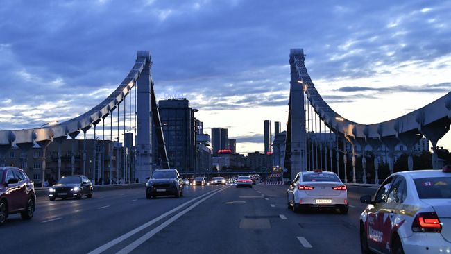 Движение транспорта по Крымскому мосту в Москве.