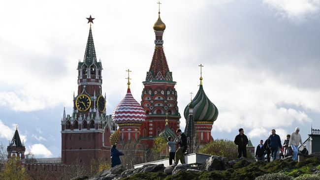 Горожане в парке Зарядье в Москве