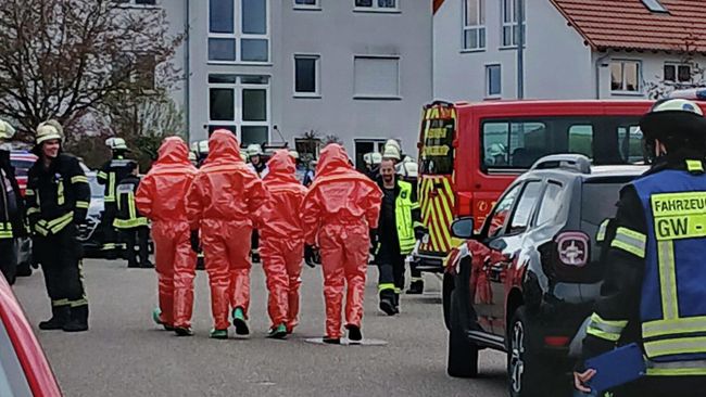 Экстренные службы на месте обнаружения флакона с надписью Полоний-210 в немецком городе Файхинген-на-Энце
