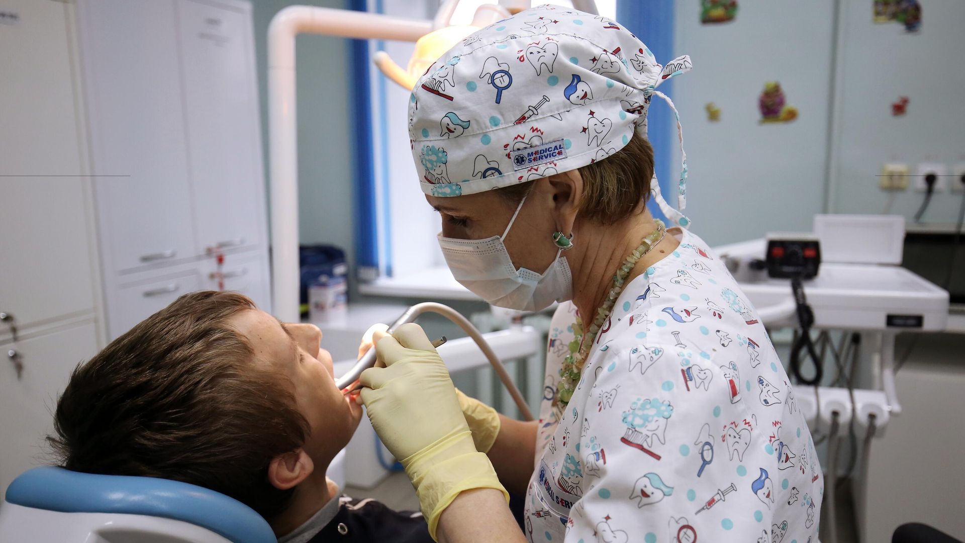 Стоматолог во время приема пациента Стоматолог во время приема пациента - РИА Новости, 1920, 09.07.2026