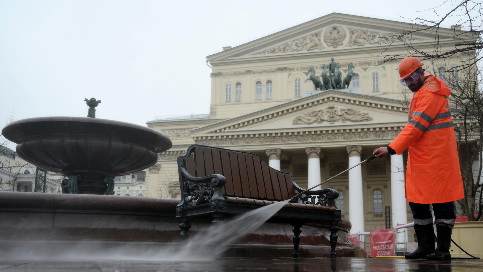 Сотрудник коммунальной службы проводит весеннюю промывку скамьи у Большого театра в Москве. 6 апреля 2026 Сотрудник коммунальной службы проводит весеннюю промывку скамьи у Большого театра в Москве. 6 апреля 2026 - РИА Новости, 1920, 06.04.2026