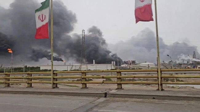 Дым на месте удара по нефтехимическому предприятию в округе Бендер-Махшехр 