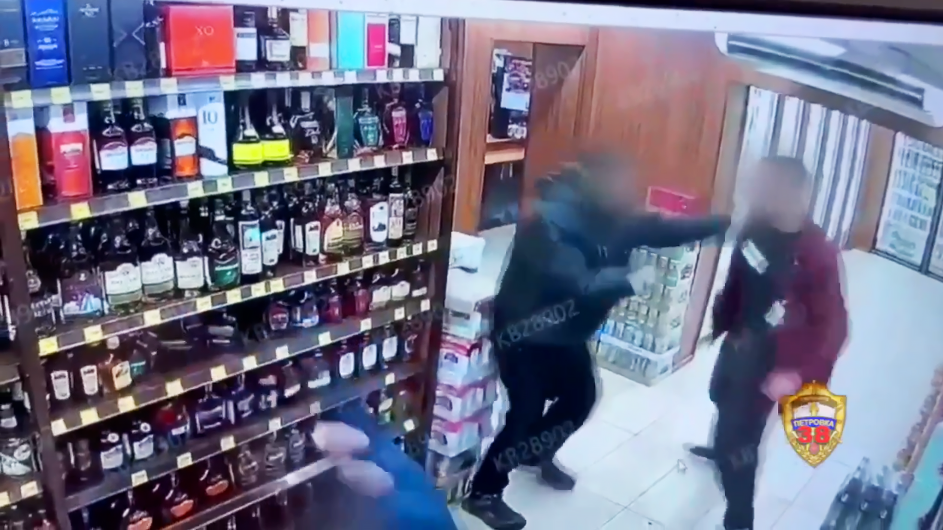 Кадр видео с дракой сотрудника алкомаркета и двух посетителей Кадр видео с дракой сотрудника алкомаркета и двух посетителей - РИА Новости, 1920, 06.04.2026