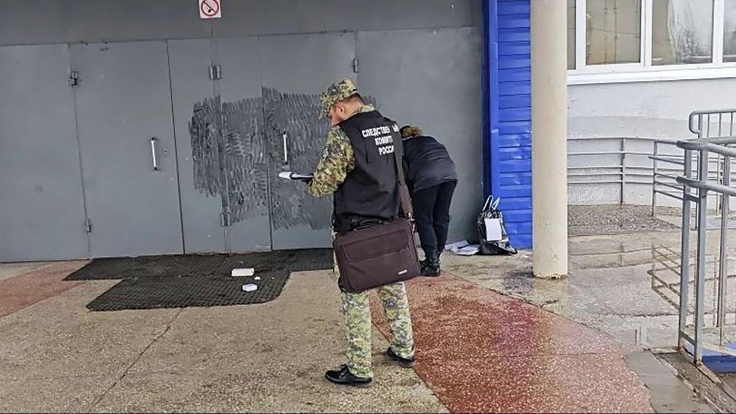 Сотрудники СК осматривают школу в Пермском крае, в которой произошло убийство учительницы Сотрудники СК осматривают школу в Пермском крае, в которой произошло убийство учительницы - РИА Новости, 1920, 07.04.2026