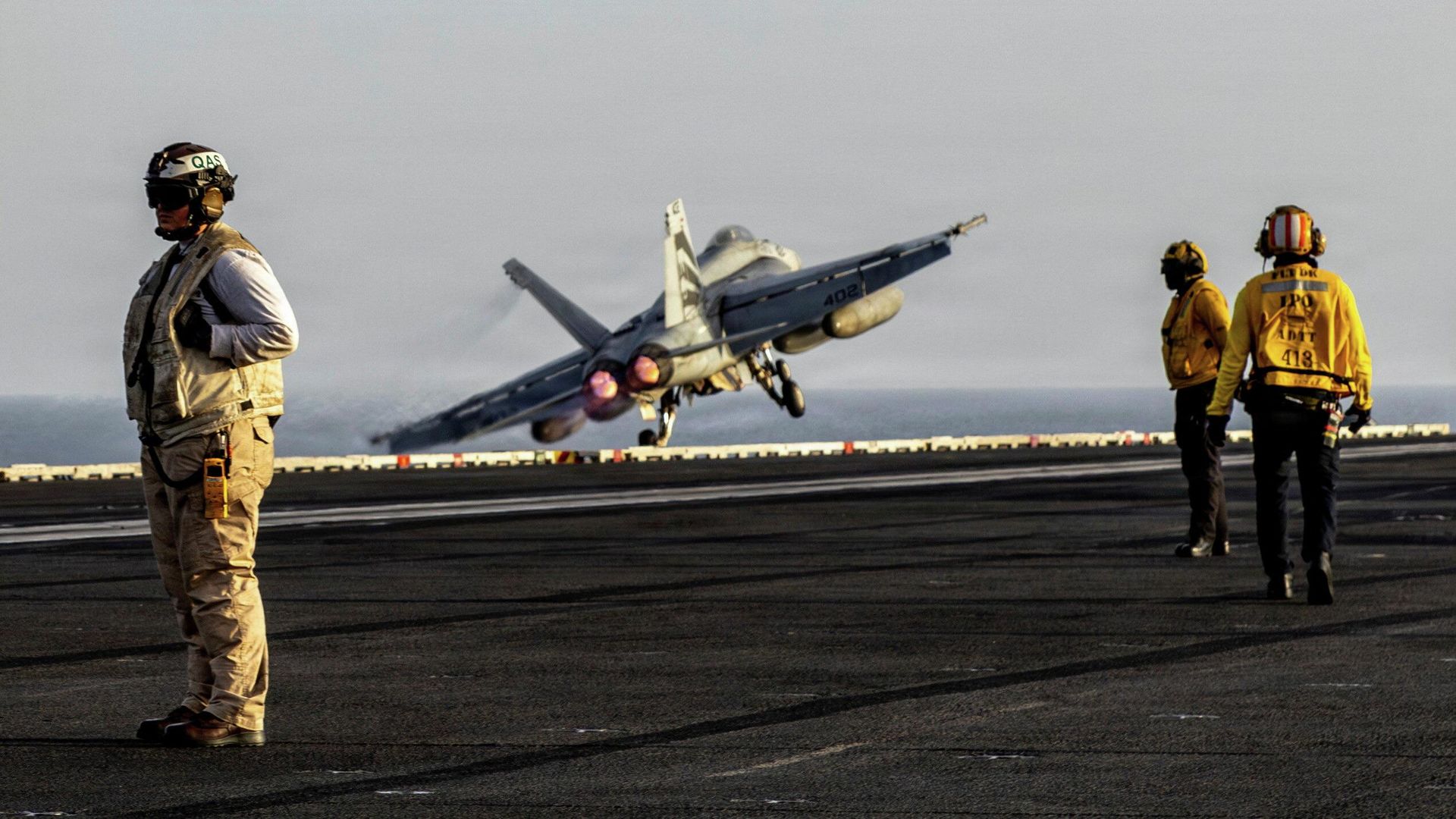 Истребитель F/A-18E Super Hornet взлетает с палубы авианосца ВМС США USS Abraham Lincoln во время операции Эпическая ярость против Ирана Истребитель F/A-18E Super Hornet взлетает с палубы авианосца ВМС США USS Abraham Lincoln во время операции Эпическая ярость против Ирана - РИА Новости, 1920, 13.04.2026