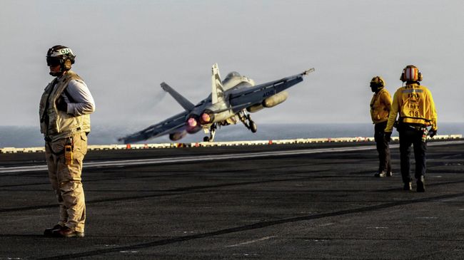Истребитель F/A-18E Super Hornet взлетает с палубы авианосца ВМС США Abraham Lincoln во время операции Эпическая ярость против Ирана 