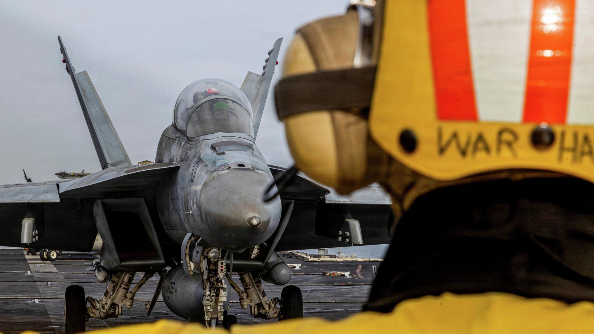 Истребитель F/A-18F Super Hornet готовится к взлету с палубы авианосца класса ВМС США USS Abraham Lincoln во время операции Эпическая ярость против Ирана - РИА Новости, 1920, 29.04.2026