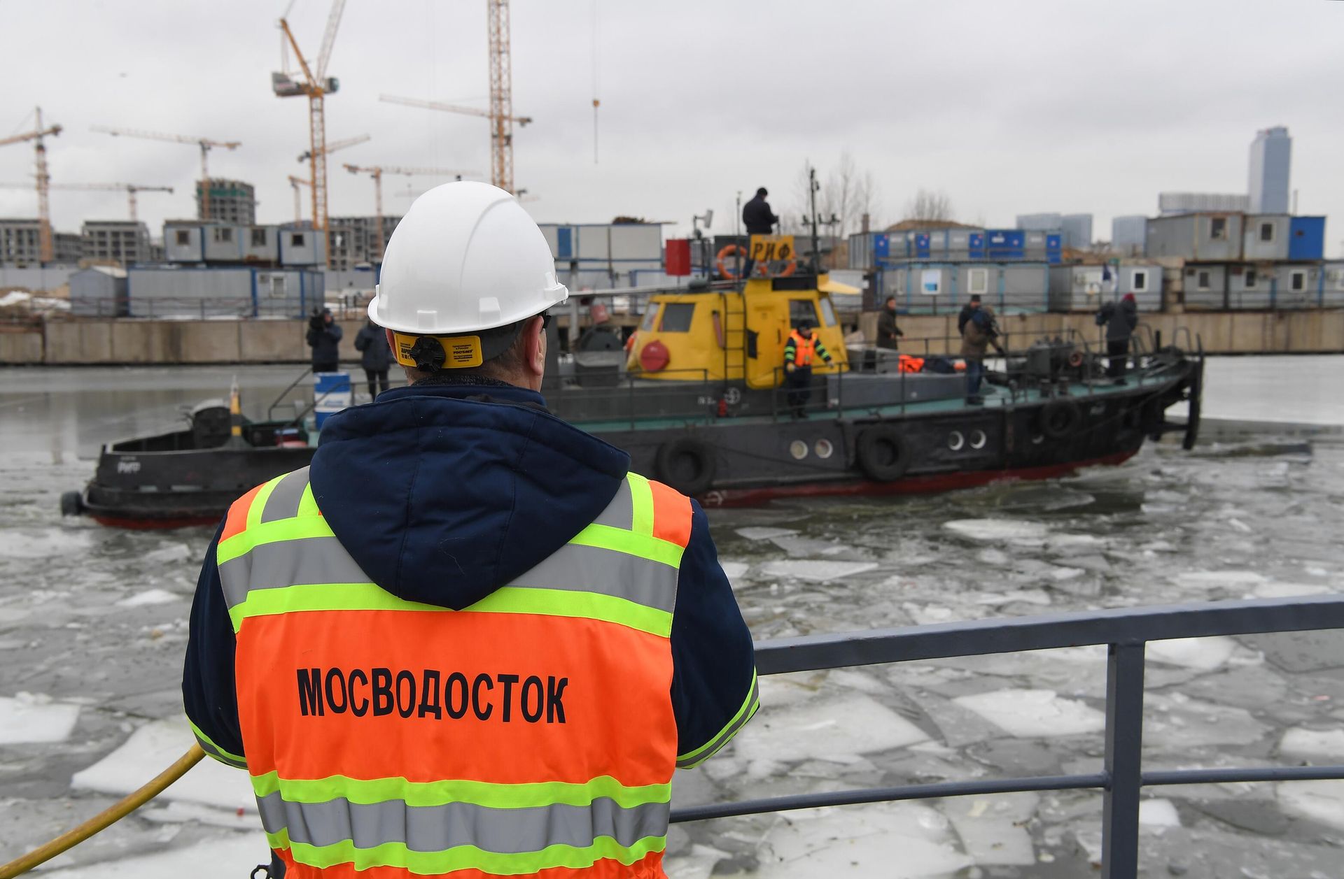 Два ледокола ГУП Мосводосток, Риф и Норд, во время дежурства на Москве-реке в зимний период. Два ледокола ГУП Мосводосток, Риф и Норд, во время дежурства на Москве-реке в зимний период. - РИА Новости, 1920, 07.04.2026