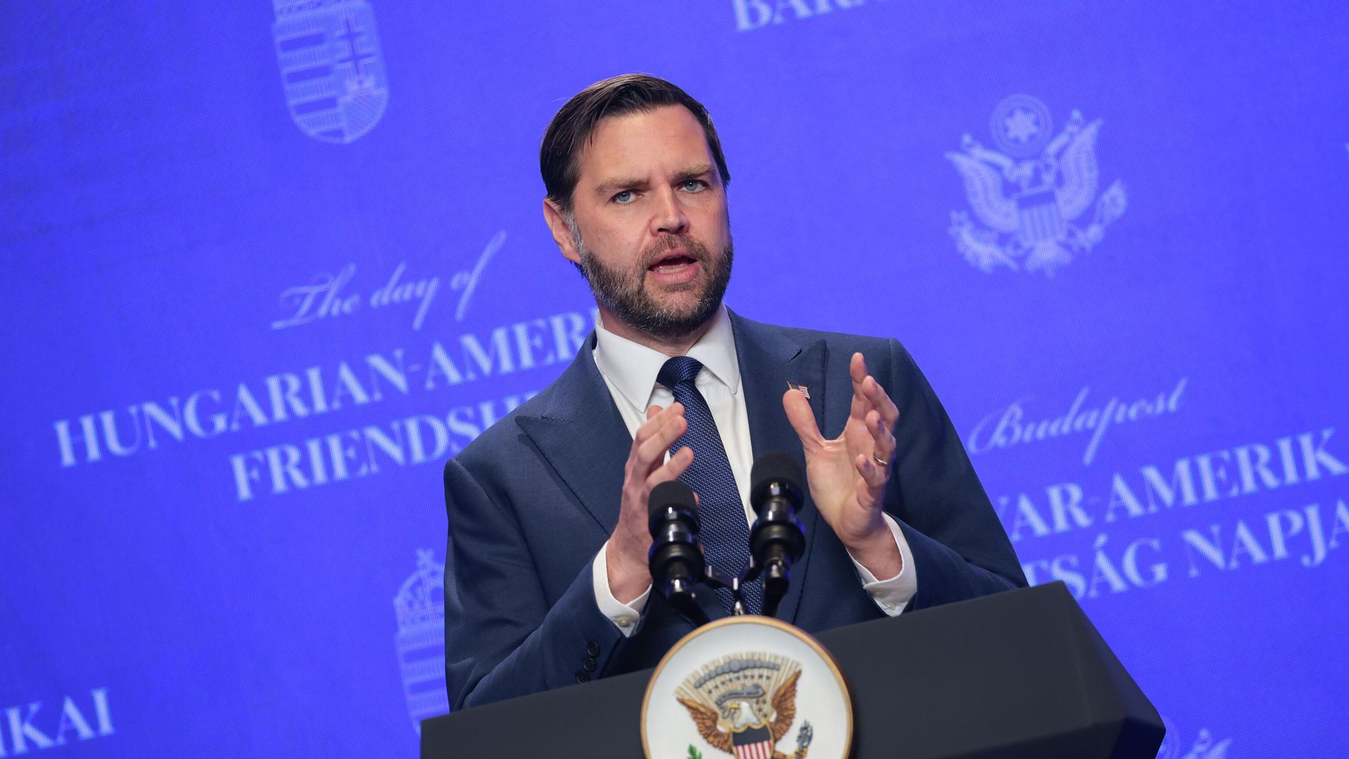 Вице-президент США Джей Ди Вэнс выступает на пресс-конференции с премьер-министром Венгрии Виктором Орбаном в Будапеште Вице-президент США Джей Ди Вэнс выступает на пресс-конференции с премьер-министром Венгрии Виктором Орбаном в Будапеште - РИА Новости, 1920, 07.04.2026