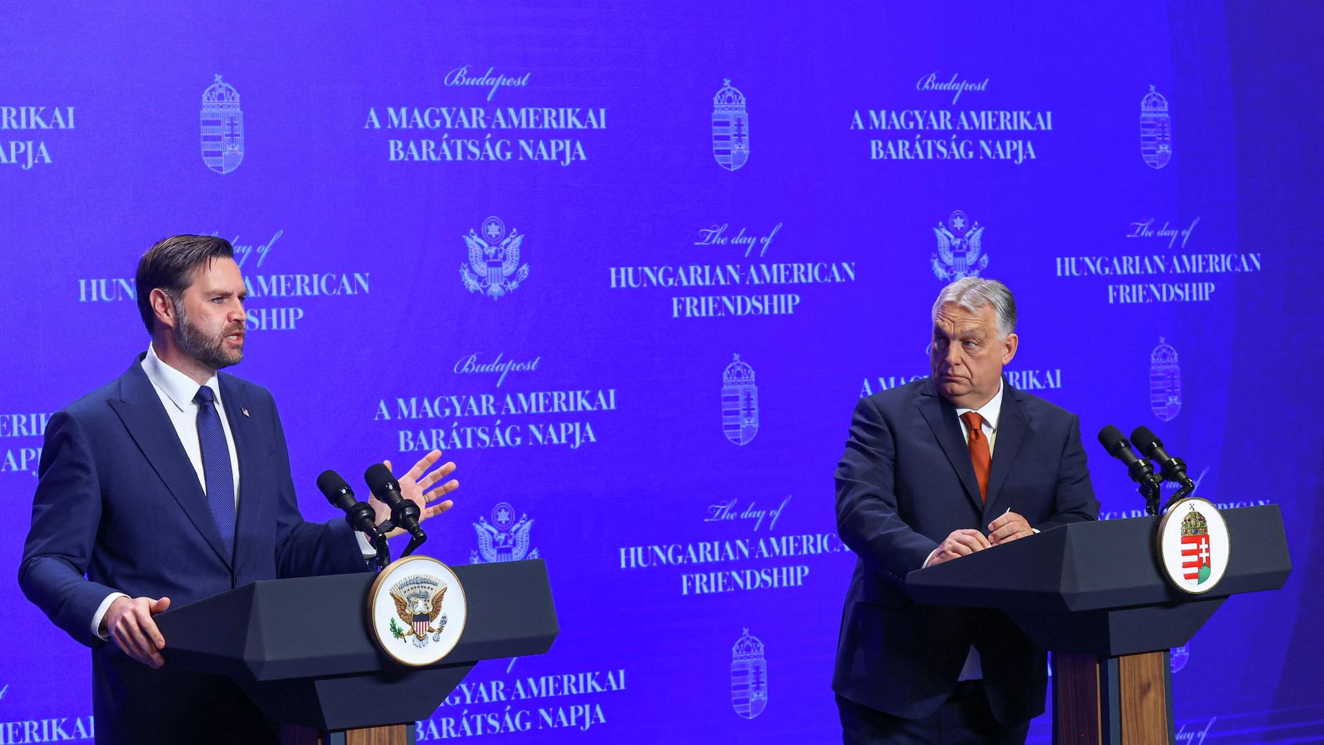 Вице-президент США Джей Ди Вэнс и премьер-министр Венгрии Виктор Орбан проводят совместную пресс-конференцию в Будапеште, Венгрия. 7 апреля 2026 - РИА Новости, 1920, 07.04.2026