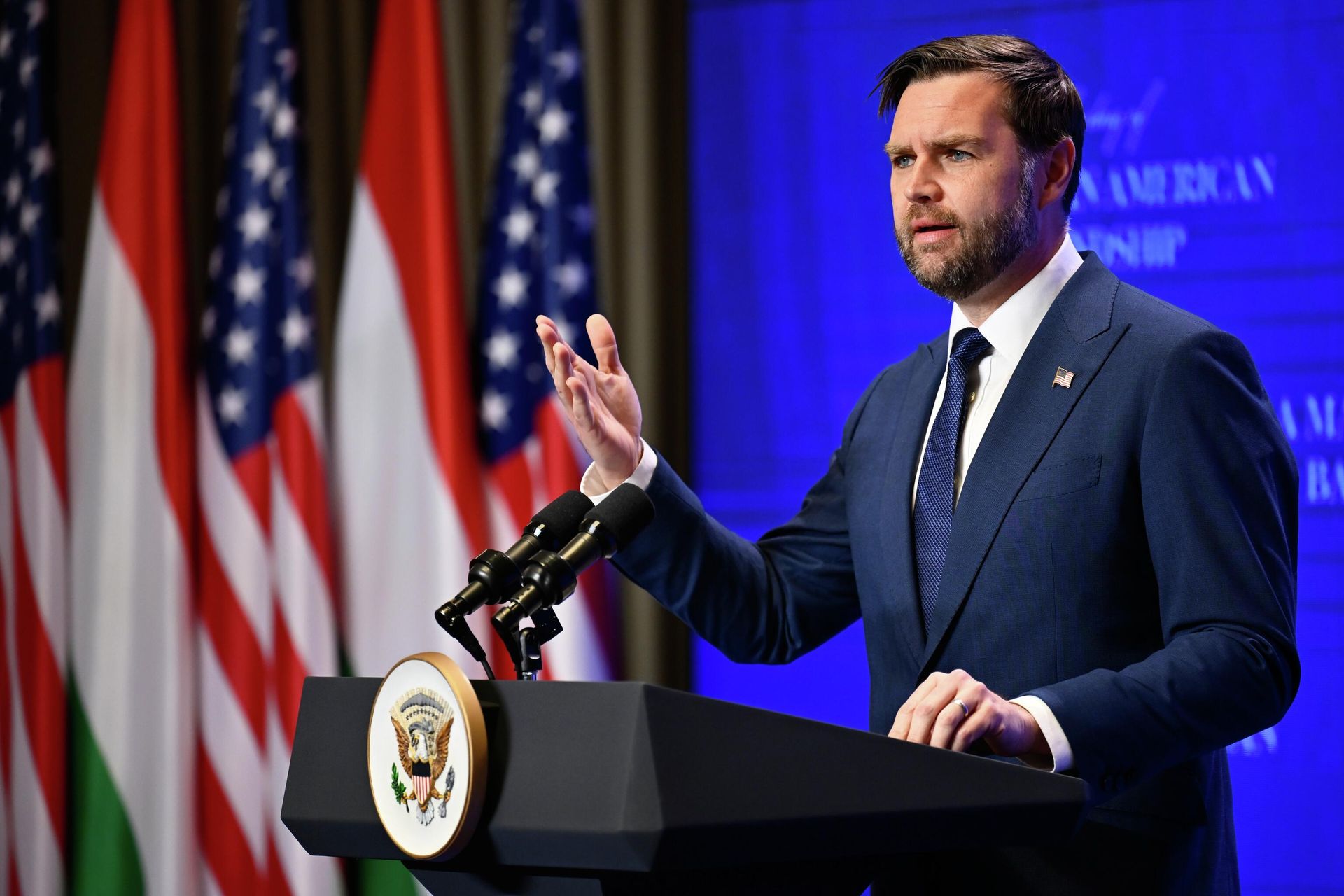 Вице-президент США Джей Ди Вэнс выступает на пресс-конференции с премьер-министром Венгрии Виктором Орбаном в Будапеште Вице-президент США Джей Ди Вэнс выступает на пресс-конференции с премьер-министром Венгрии Виктором Орбаном в Будапеште - РИА Новости, 1920, 19.08.2026