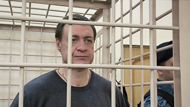 Бывший заместитель губернатора Курской области Алексей Дедов во время заседания в Ленинском районном суде в Москве. 7 апреля 2026