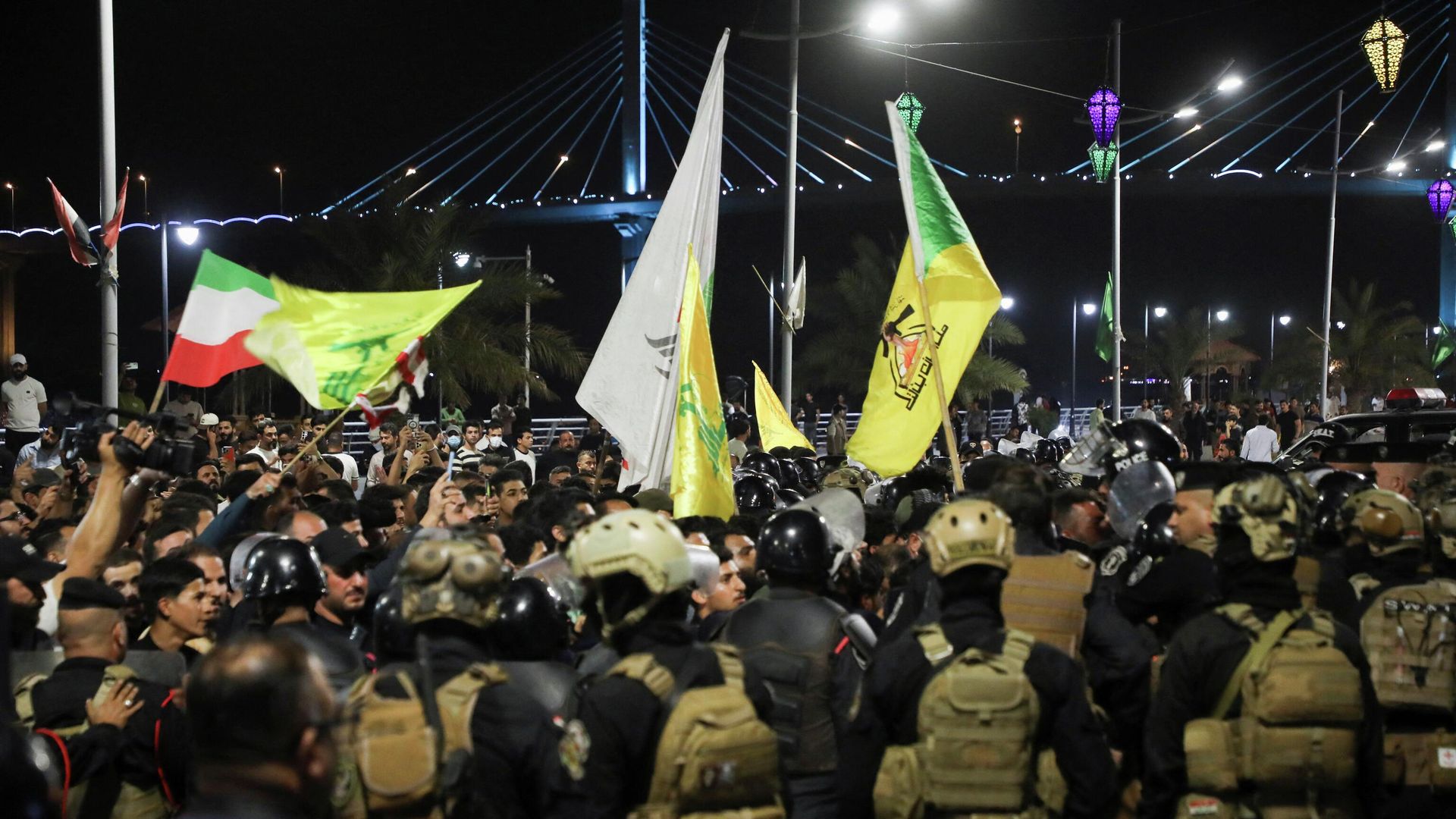 Протестующие у консульства Кувейта в иракском городе Басра. 7 апреля 2026 Протестующие у консульства Кувейта в иракском городе Басра. 7 апреля 2026 - РИА Новости, 1920, 08.04.2026