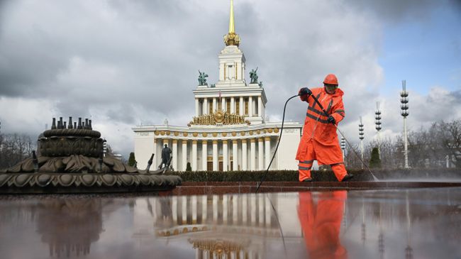 Сотрудник коммунальной службы проводит весеннюю промывку каскада фонтанов Центральной аллеи на ВДНХ в Москве. 8 апреля 2026