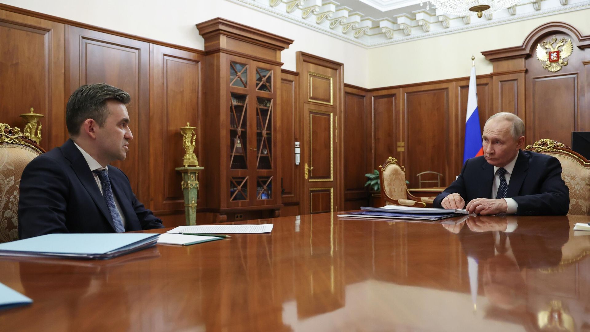 Президент РФ Владимир Путин и губернатор Ивановской области Станислав Воскресенский во время встречи - РИА Новости, 1920, 08.04.2026