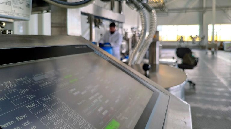 Параметры процесса фильтрации отображаются на HMI-панели исследовательской мембранной установки Параметры процесса фильтрации отображаются на HMI-панели исследовательской мембранной установки