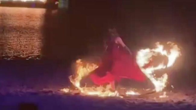 Девушка загорелась во время исполнения танца в лесном сафари-парке города Няньтун, Китай