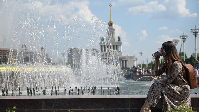 Отдыхающие на ВДНХ в Москве.