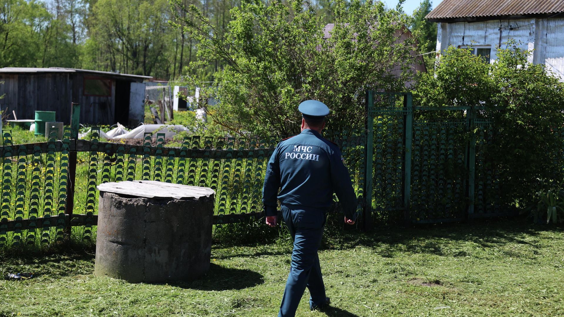 Сотрудник МЧС РФ совершает рейд по частным подворьям во время пожароопасного сезона в городе Егорьевске Московской области - РИА Новости, 1920, 10.04.2026