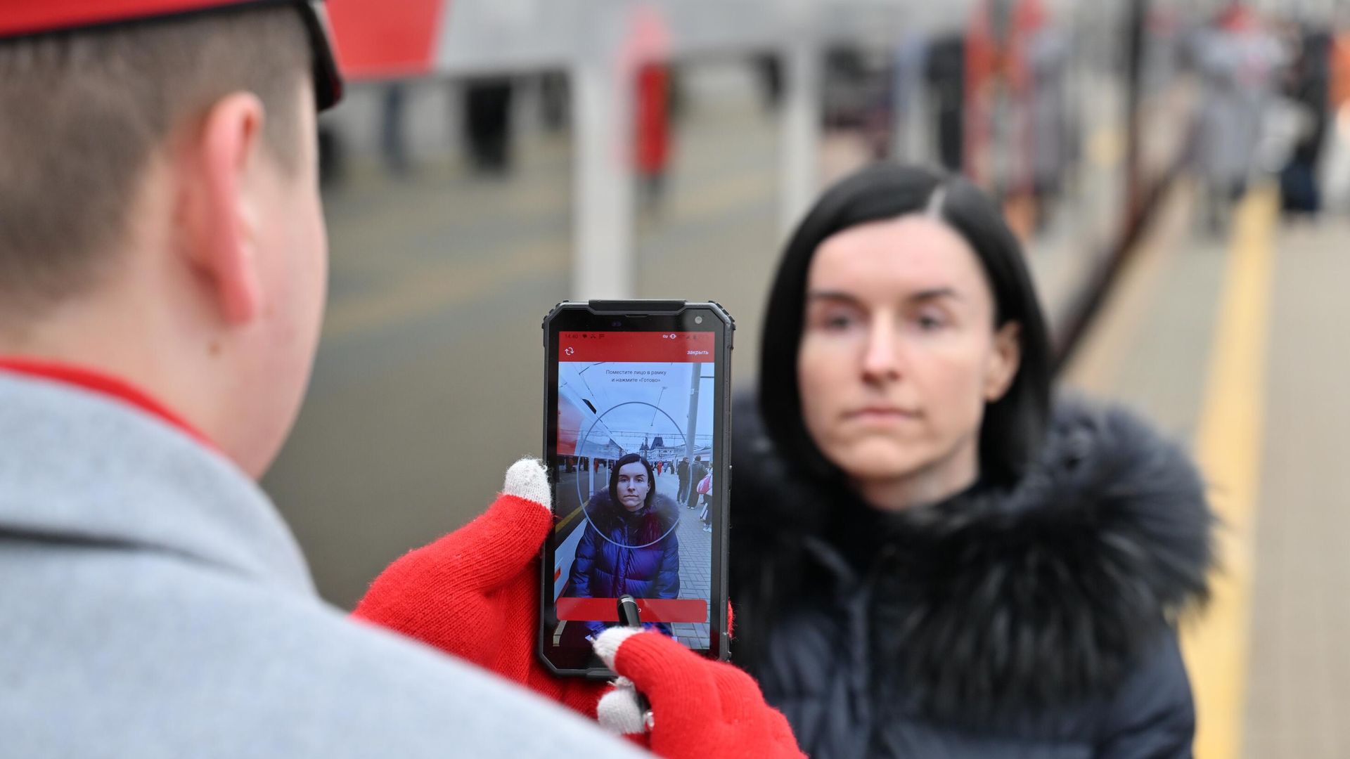 Проводник поезда тестирует сервис посадки пассажиров в вагон поезда по биометрии Проводник поезда тестирует сервис посадки пассажиров в вагон поезда по биометрии - РИА Новости, 1920, 08.04.2026